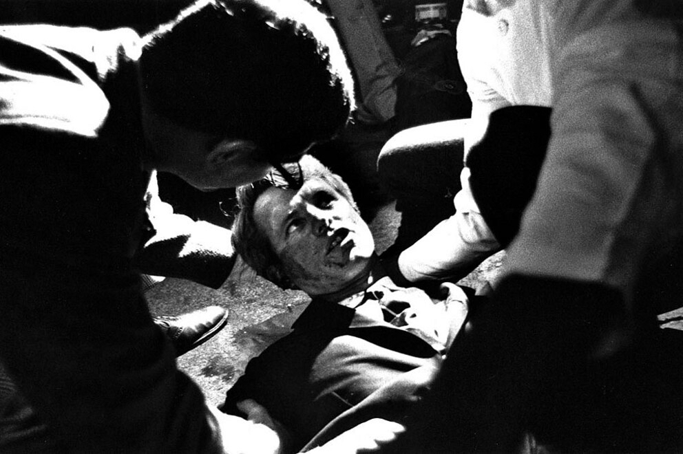 Cinco años después de la muerte de su hermano John, Robert F. Kennedy acariciaba la presidencia de Estados Unidos. La madrugada del 5 de junio de 1968, tras ganar las primarias de California, cruzó la cocina del Hotel Ambassador de Los Ángeles. Allí, Sirhan Sirhan le disparó a quemarropa. Kennedy recibió tres balazos y falleció 26 horas después, a los 42 años. LA PRENSA / ARCHIVO REDES