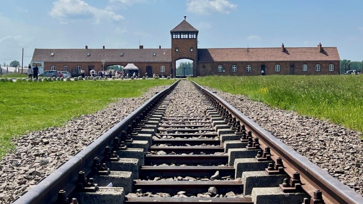 Vías de tren que conducen a Auschwitz-Birkenau, en Polonia. Cortesía de Ciara Sage Aleman