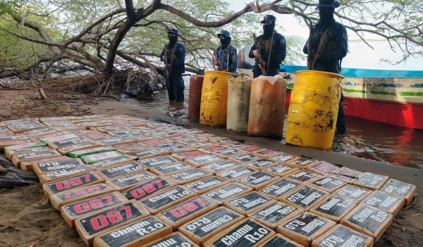 Paquetes de cocaína por el Ejército de Nicaragua y la Policía. Cortesía