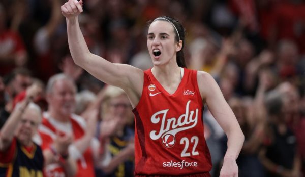 Caitlin Clark hace historia en anotaciones y asistencias en la WNBA