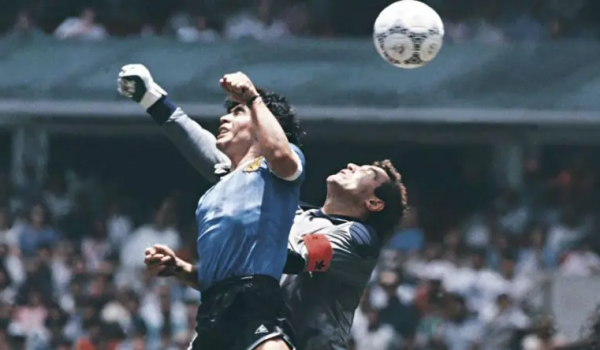 La "Mano de Dios" se convirtió en casi una leyenda del fútbol mundial. LA PRENSA / Getty Images.