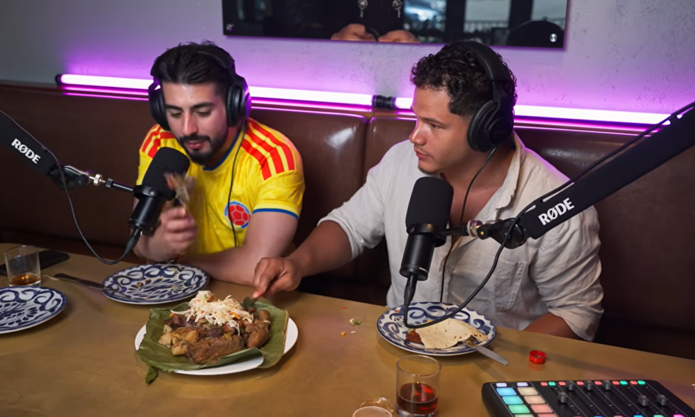 Creadores de contenido de México (i) y Puerto Rico (d) prueban comida nica para su podcast. Foto: Captura de pantalla/YouTube/@FocusPodcast