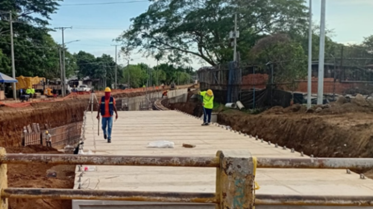 Unos 20 metros del cauce Los Duarte fueron sellados con enormes cajas de concreto. Hacia el norte, casi toda la acequia ya está construida. Foto: BBC Mundo