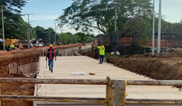 Unos 20 metros del cauce Los Duarte fueron sellados con enormes cajas de concreto. Hacia el norte, casi toda la acequia ya está construida. Foto: BBC Mundo
