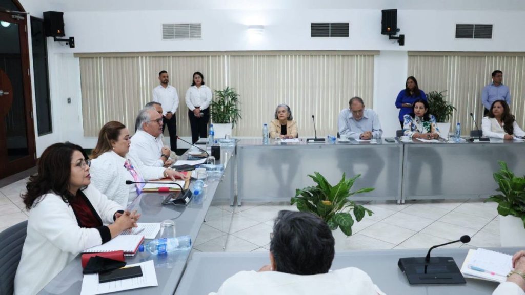 Diputados de la Asamblea Nacional junto a magistrados del Consejo Supremo Electoral reunidos para preparar las reformas electorales ordenadas por Daniel Ortega. Foto: Asamblea Nacional.