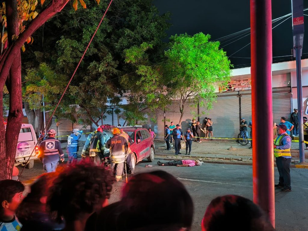 Carro rojo protagoniza un violenta colisión con una patrulla de la Policía dejando dos muertos en Managua. Foto: Cortesía.