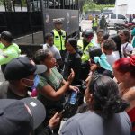 Tensión y protestas en La Guaira entre los desalojados por el terremoto de Venezuela