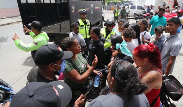Tensión y protestas en La Guaira entre los desalojados por el terremoto de Venezuela