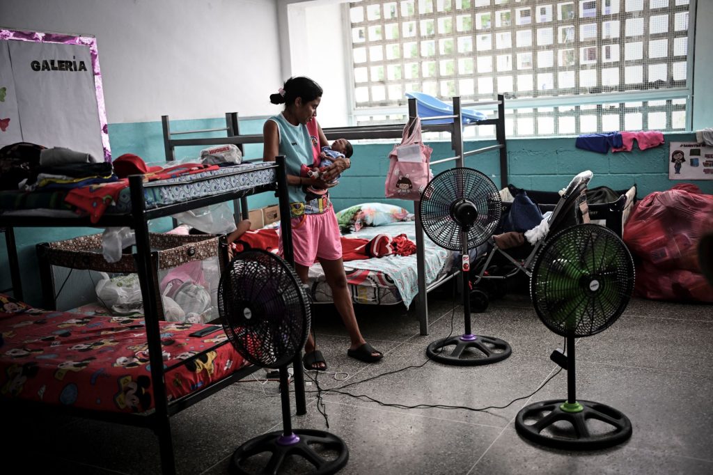 Gael Jesús y su mamá están por ahora en una escuela local que sirve como refugio. Otras chicas refugiadas ayudan a Eliana a cuidar al bebé. PAULA RAMÓN/AFP