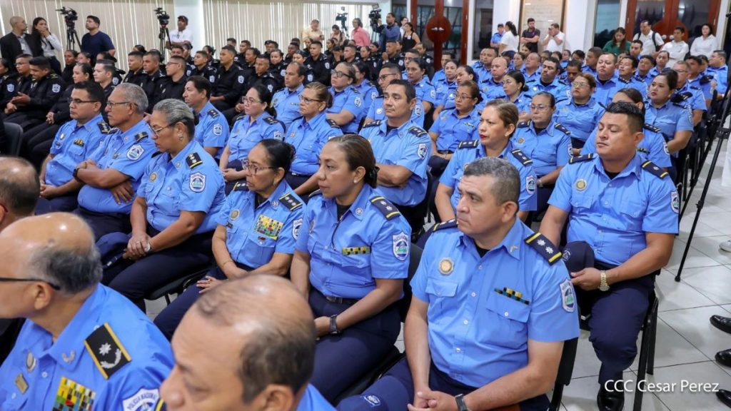 Efectivos policiales durante el tercer día de consultas a las reformas constitucionales. Foto: El 19 Digital.