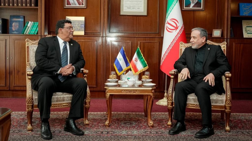 El canciller iraní Seyyed Abbas Araghchi (izq.) junto a su homólogo nicaragüense, Valdrack Jaentschke. Foto: redes sociales.