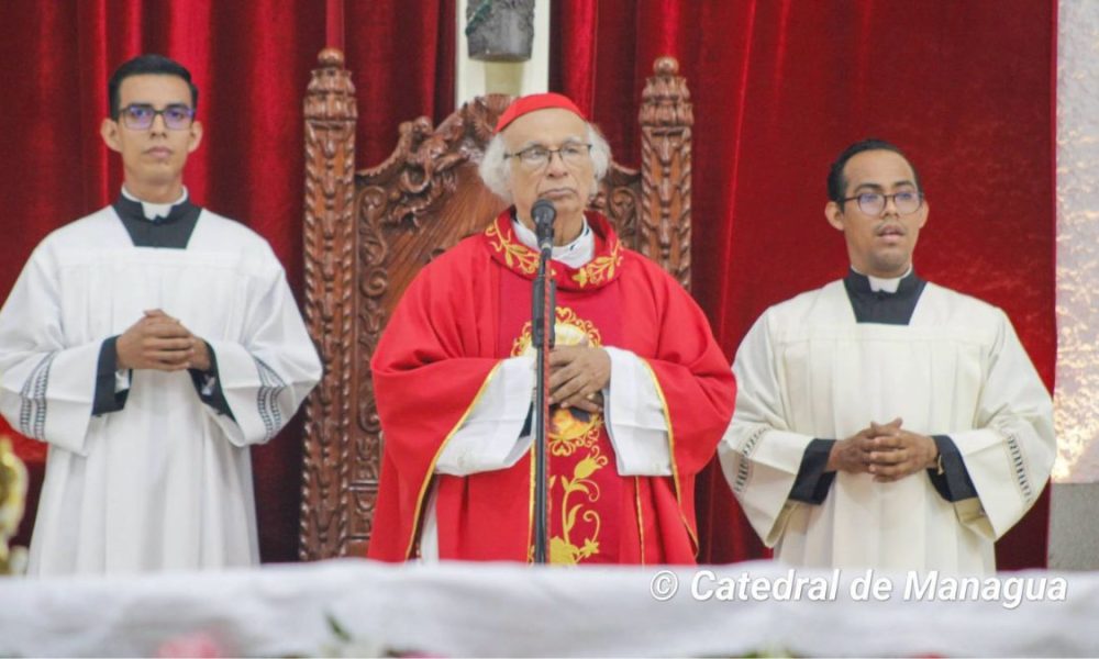 El cardenal Leopoldo Brenes (centro), arzobispo de Managua durante la Santa Eucaristía en honor a la Consagrada Imagen de la Sangre de Cristo. Foto: Catedral de Managua Inmaculada Concepción.