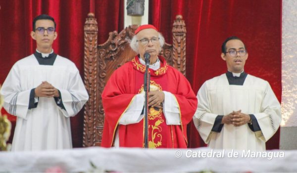 El cardenal Leopoldo Brenes (centro), arzobispo de Managua durante la Santa Eucaristía en honor a la Consagrada Imagen de la Sangre de Cristo. Foto: Catedral de Managua Inmaculada Concepción.