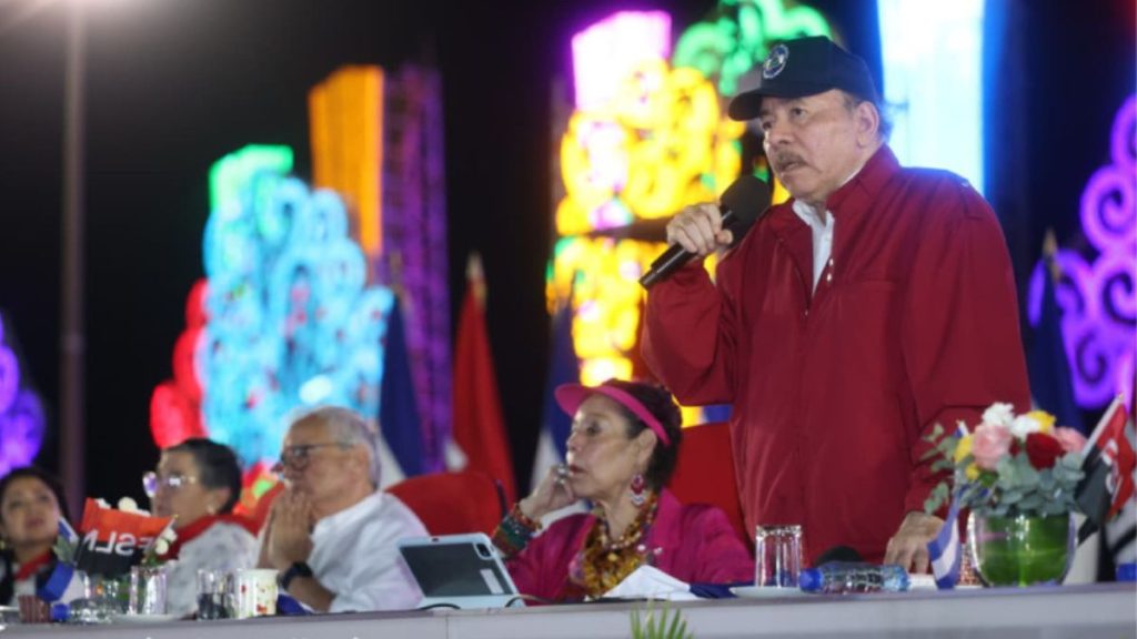 El dictador Daniel Ortega (derecha) durante el acto de 47 aniversario de la Revolución Popular Sandinista. Foto: medios oficialistas.