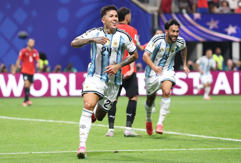 Enzo Fernández anota el gol del triunfo.