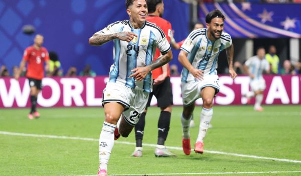 Enzo Fernández anota el gol del triunfo.