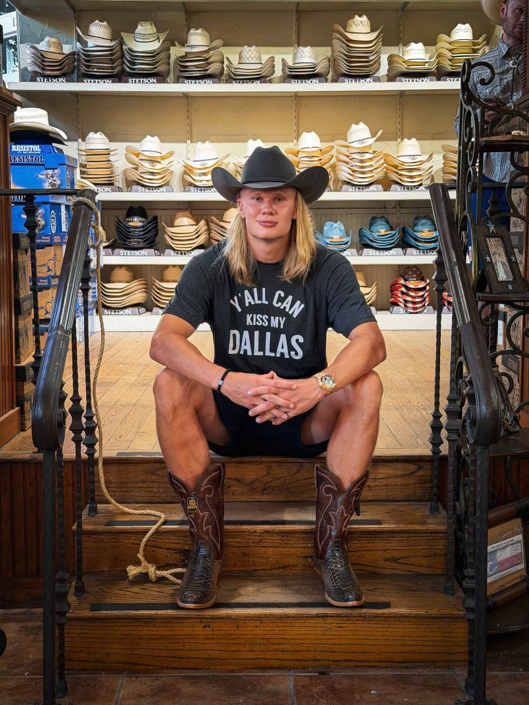 Con sombrero Stetson y botas vaqueras, Erling Haaland posa en una tradicional tienda de sombreros de Dallas. LA PRENSA / ARCHIVO REDES