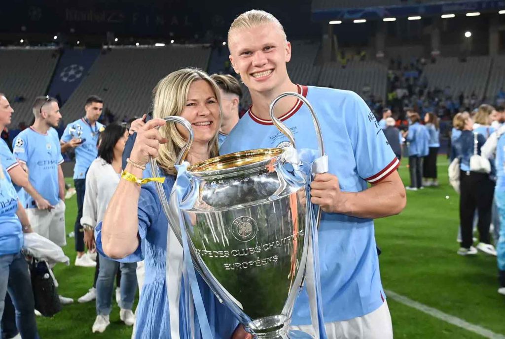 Erling Haaland festeja el título de la Liga de Campeones en junio de 2023 junto a su madre, Gry Marita Braut, de quien heredó su mentalidad competitiva y disciplina. LA PRENSA / ARCHIVO REDES
