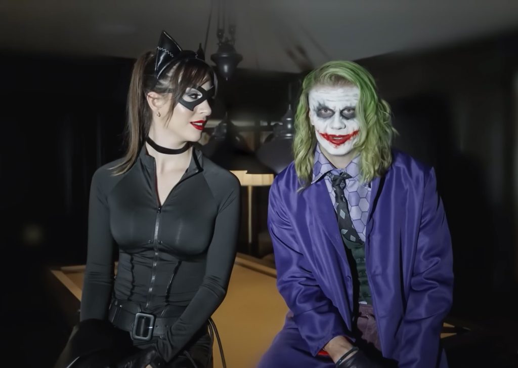 Haaland, caracterizado como el Joker, junto a su novia Isabel Haugseng Johansen, vestida de Gatúbela, durante una fiesta de Halloween el 31 de octubre de 2025. LA PRENSA / ARCHIVO REDES