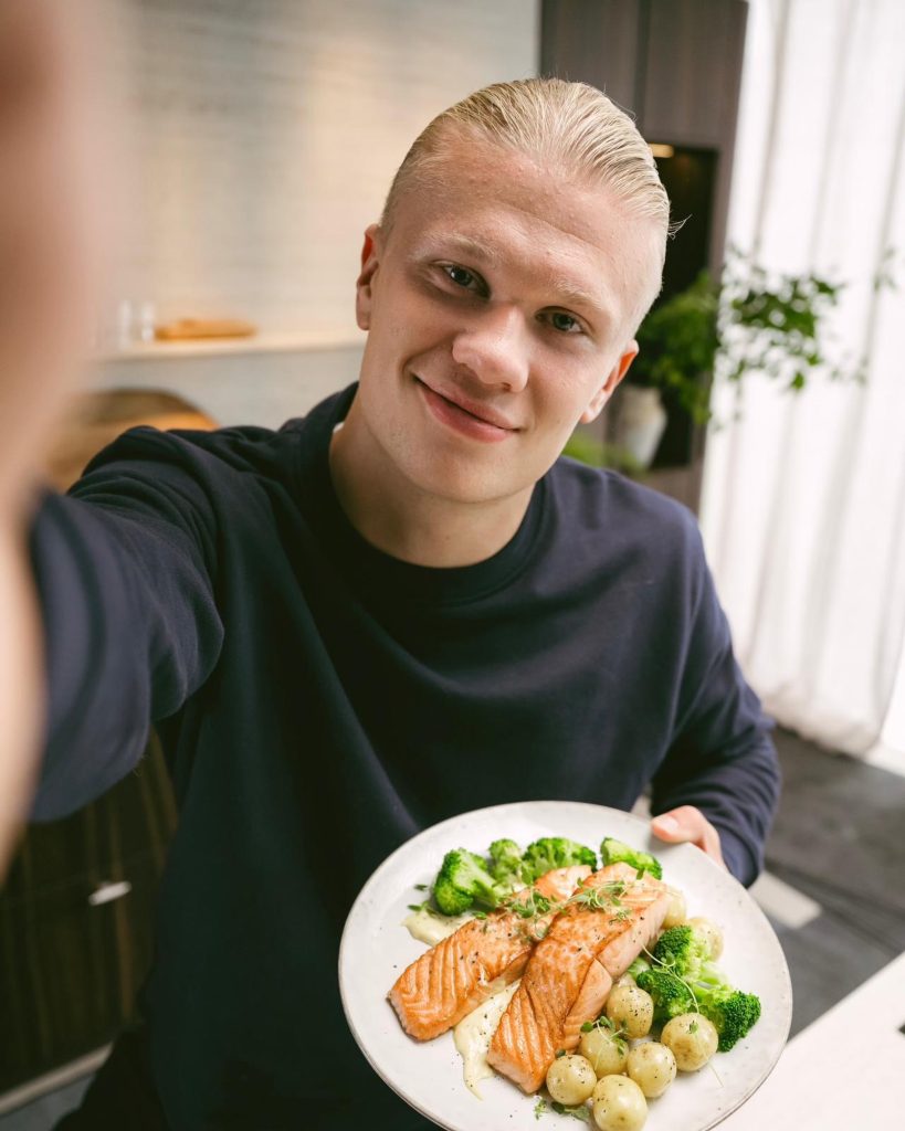 Para cubrir el desgaste físico por su altura (1,95 m) y su nivel de competencia, Erling Haaland consume unas 6.000 calorías diarias. Su régimen prioriza alimentos naturales y locales de alta calidad. LA PRENSA / ARCHIVO REDES