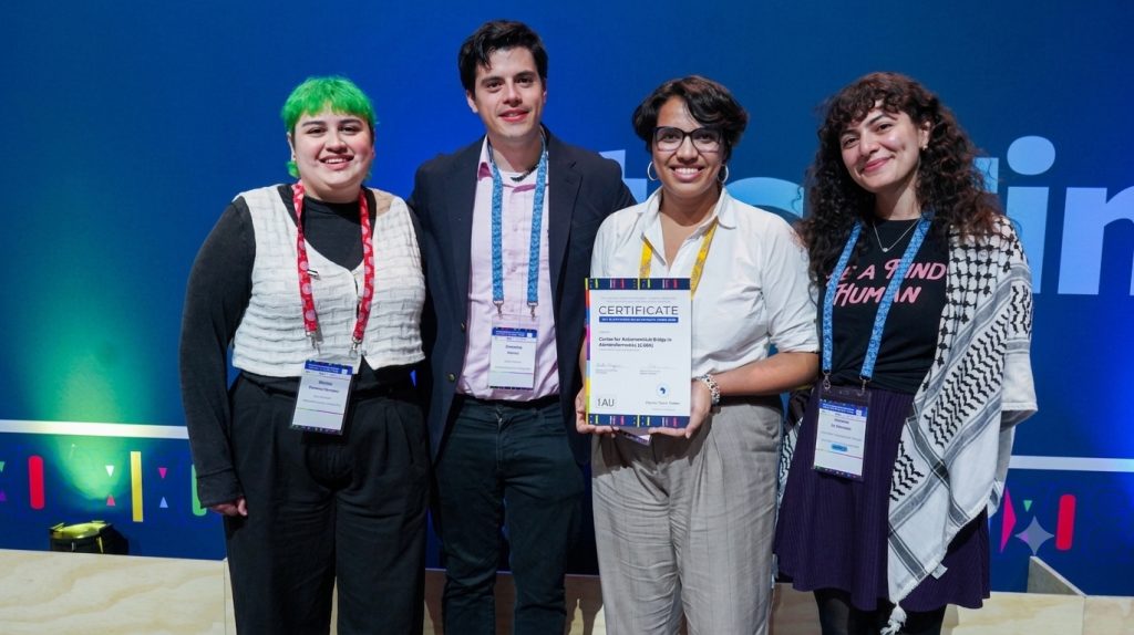 Gloria Fonseca Álvarez, a la izquierda, en noviembre de 2024, en Costa Rica, junto a otros astrónomos, recibiendo un reconocimiento por su labor promoviendo la astronomía en Centroamérica. LA PRENSA/ CORTESÍA