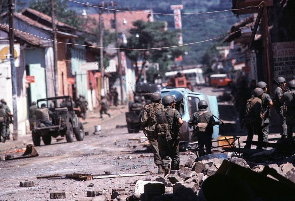 Soldados de la Guardia Nacional, provistos de armamento israelí, durante una "operación limpieza". Junio de 1979