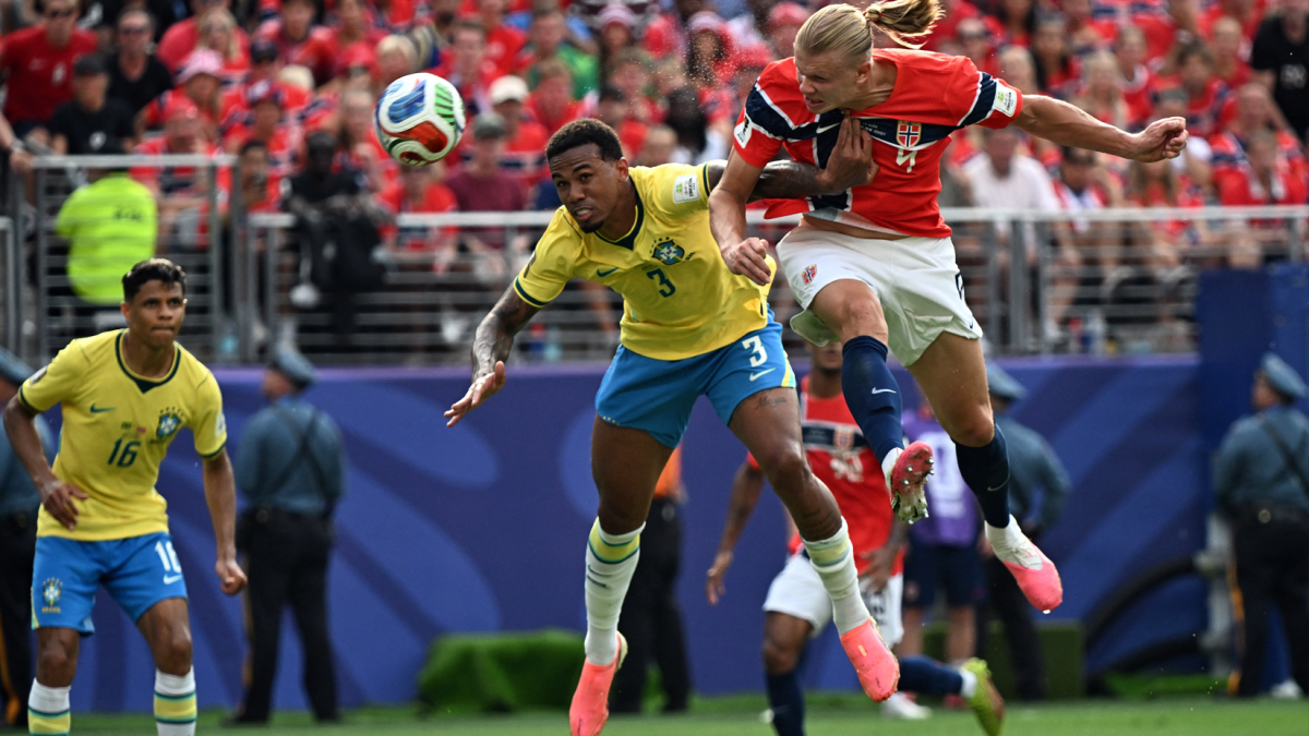 Erling Haaland, al momento de anotar el primer gol de cabeza contra Brasil. LA PRENSA/AFP