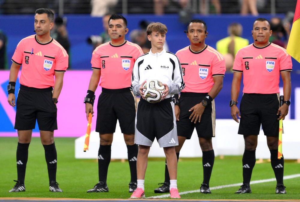 Henri Pupiro e Ivan Barton (los dos del centro) durante un partido de la Copa Mundial 2026
