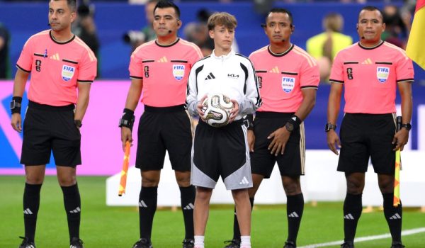 Henri Pupiro e Ivan Barton (los dos del centro) durante un partido de la Copa Mundial 2026