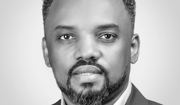 Ifeanyi M. Nsofor es médico especialista en salud pública y cofundador de la Red Africana de Ciencias del Comportamiento.