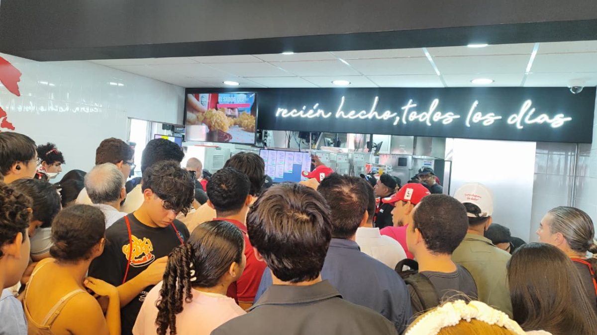 Los nicaragüenses se desbordaron en la inauguración de KFC. Foto: Cortesía