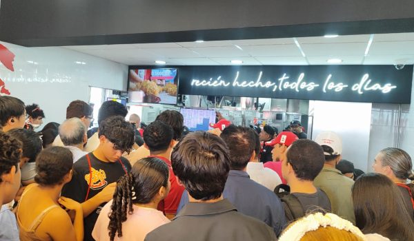 Los nicaragüenses se desbordaron en la inauguración de KFC. Foto: Cortesía