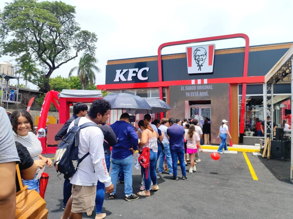 Ni el sol le importó a los managuas para hacer las filas e ingresar al KFC. Foto: Cortesía