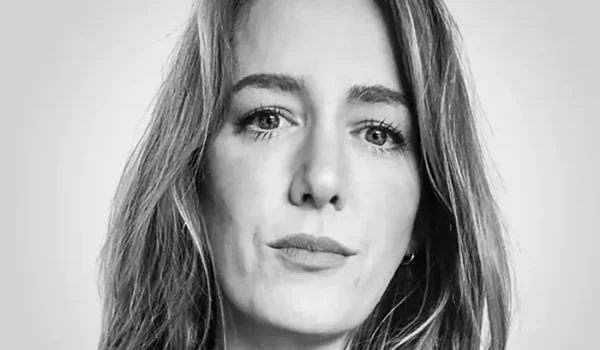 Kelly Stonelake es exejecutiva de Meta convertida en denunciante; defensora de la seguridad infantil en internet.