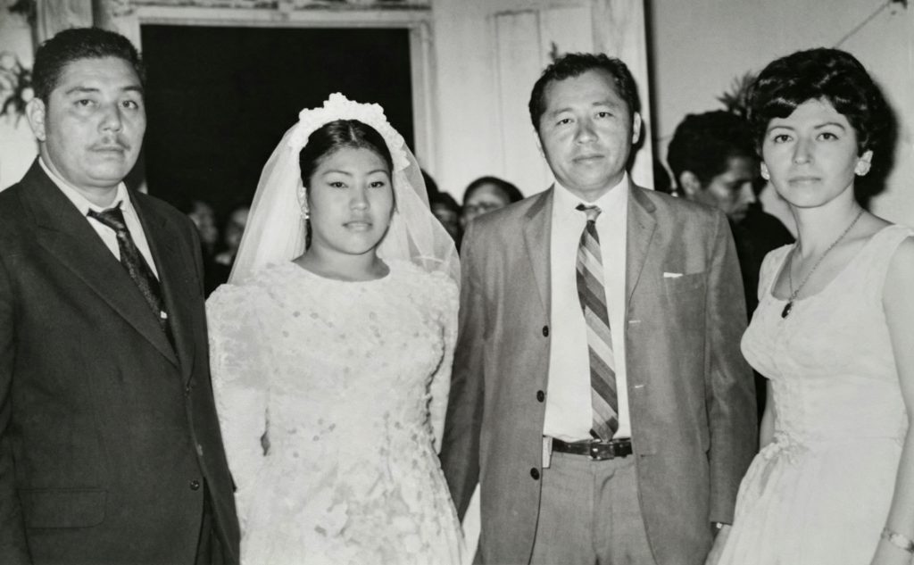 Con su esposa Hilda Scott durante la boda de una pareja a la que apadrinaron. LA PRENSA / CORTESÍA HILDA SCOTT