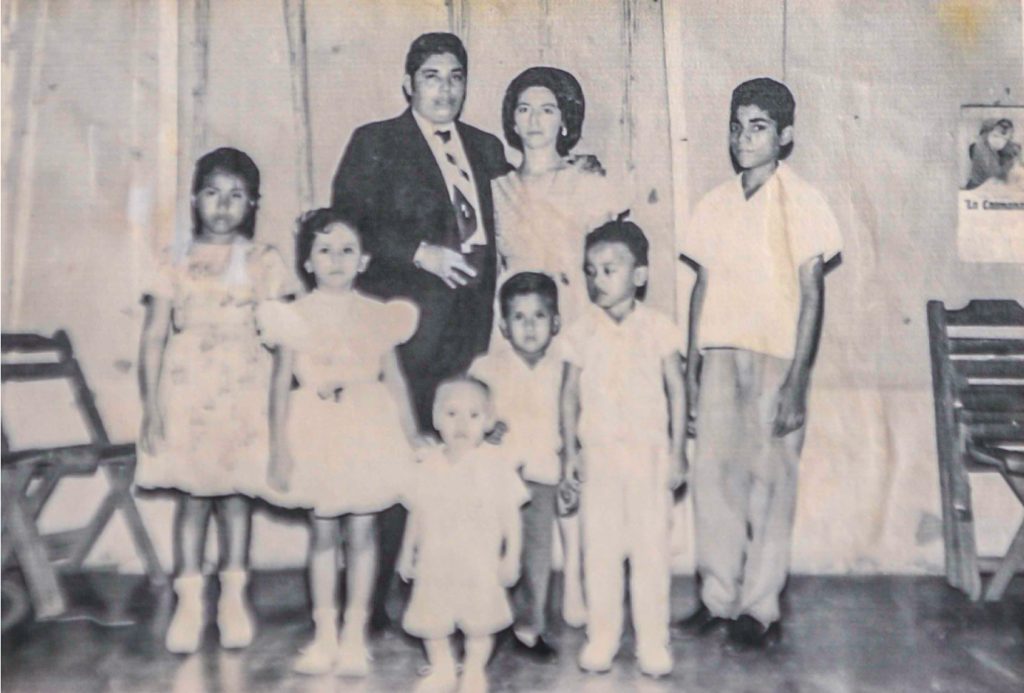 Con su esposa Hilda Scott y los hijos que adoptó para ayudar a los más necesitados. LA PRENSA / CORTESÍA HILDA SCOTT