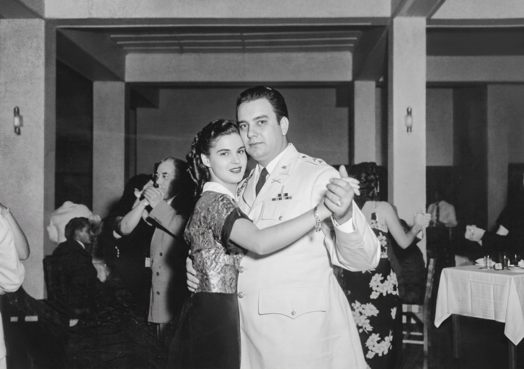 La Gacela baila con Tachito. Su canción favorita era “Once in a while” (De vez en cuando), un clásico del jazz grabado en 1937 por la orquesta de Tommy y Jimmy Dorsey. LA PRENSA / CORTESÍA MARINA GÁLVEZ