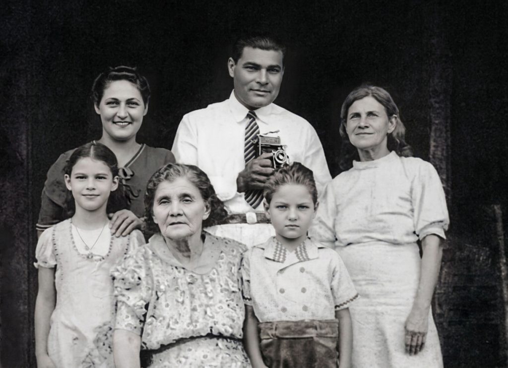 Bertha Zambrano de niña en una foto familiar junto a su abuela y su hermano Renée. LA PRENSA / CORTESÍA MARINA GÁLVEZ