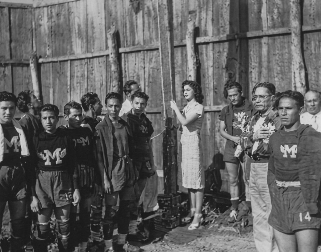 El 20 de octubre de 1947, Zambrano izó el pabellón nacional durante una serie de fútbol entre la selección nacional y el Once Municipal de El Salvador, equipo del cual era madrina. LA PRENSA / ARCHIVO NOVEDADES