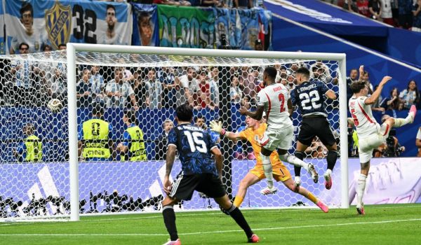 Lautor Martínez anota el gol del triunfo ante Inglaterra en la Copa Mundial