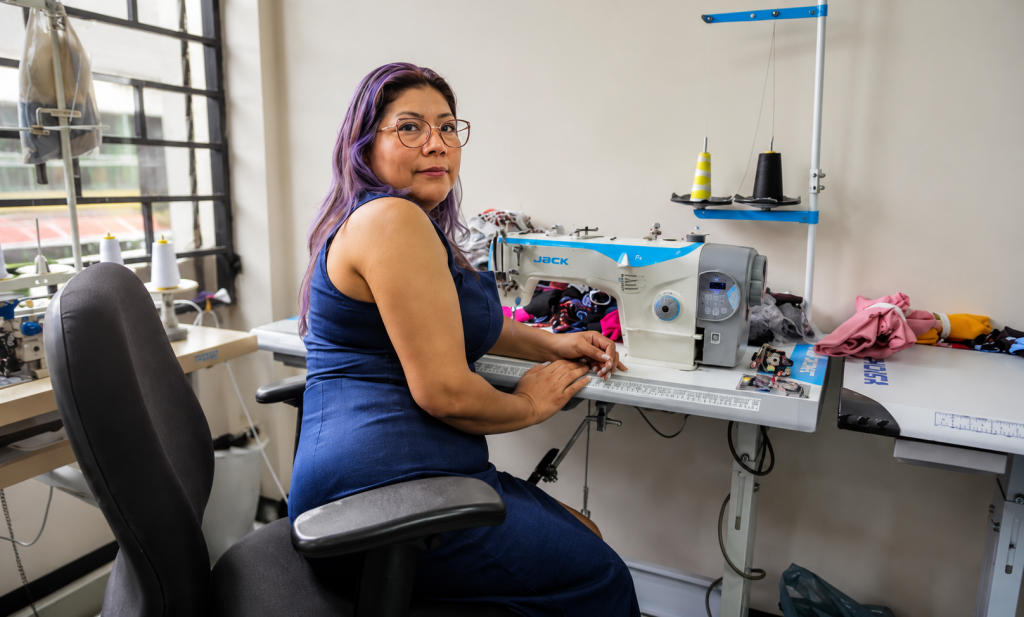 Ligia Solano también se une a su equipo para coser prendas de vestir