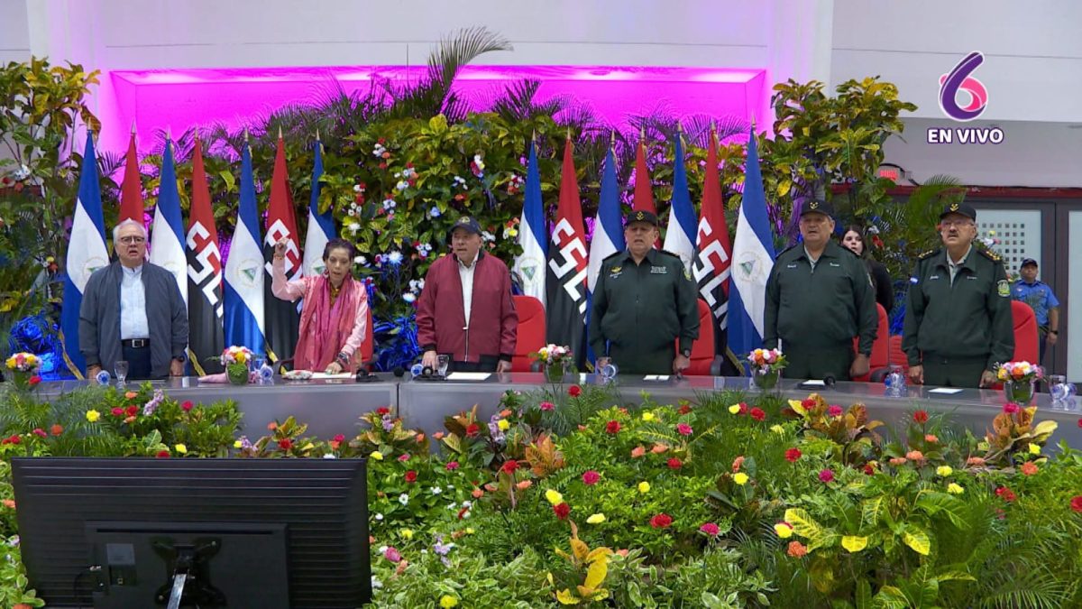 Los dictadores Daniel Ortega y Rosario Murillo en el 47 aniversario de la Fuerza Aérea de Nicaragua. Foto: Tomada de Medios oficialistas