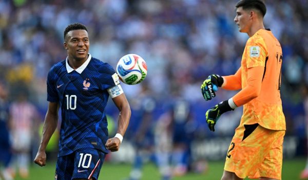 Mbappé tuvo varias discusiones con jugadores de Paraguay.
