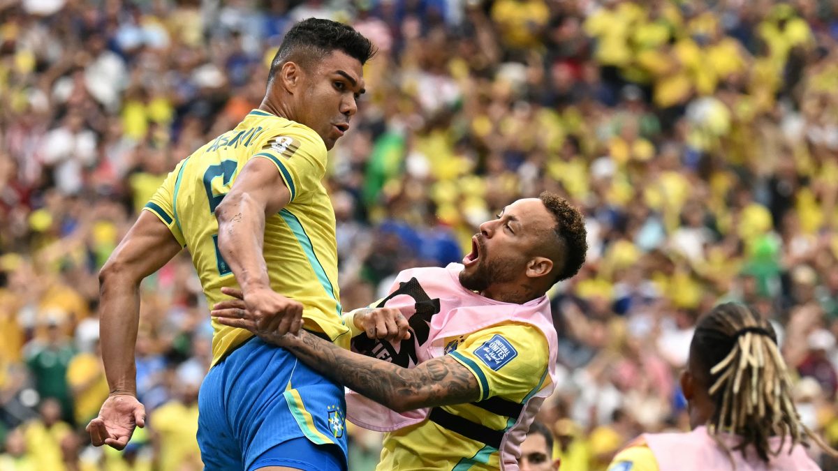 Neymar (derecha) celebra desde el banco, el gol de Casemiro contra Japón. LA PRENSA/AFP