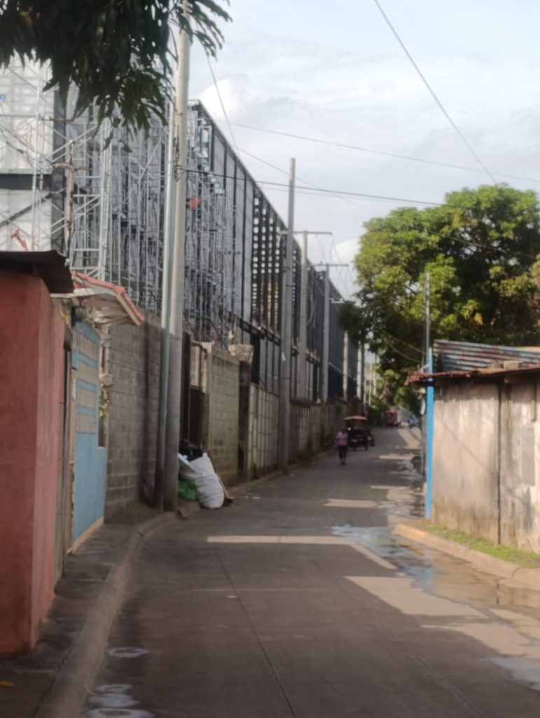 En uno de los costados de la zona se ve cómo avanza la construcción de la obra. Foto: Cortesía