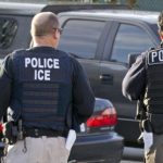 Acusan a agente del ICE de mentir en caso de ataque a inmigrante en EE.UU.