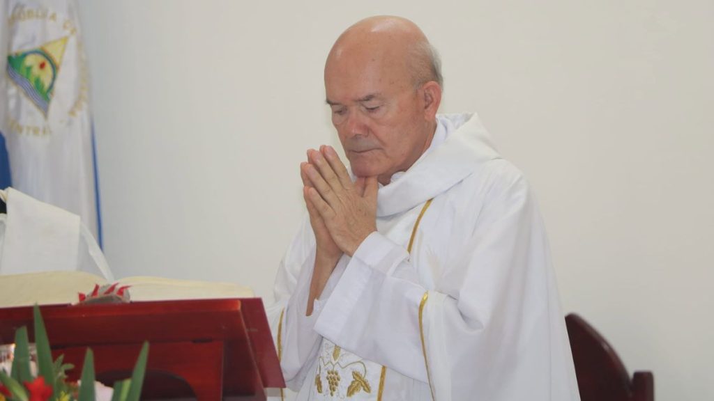 Padre Frutos Constantino Valle Salmerón, de 82 años, administrador ad omnia de la Diócesis de Estelí, preso de la dictadura, durante una homilía en la Catedral de Estelí, en junio de 2023. Foto: tomada de la página de Facebook de la Diócesis de Estelí.