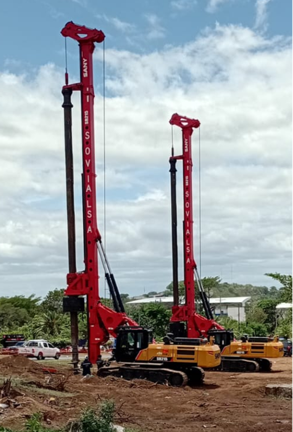 Estas son las dos perforadoras que están operando al norte de la rotonda Rubén Darío. Hay cuatro más, dos en ENEL y dos en la rotonda del Periodista. Foto/Cortesía