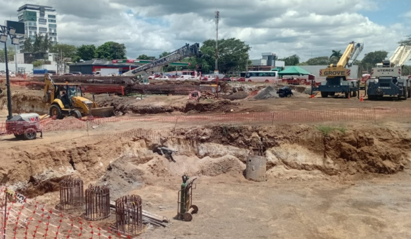 En la rotonda Rubén Darío ya pusieron tres jaulas de acero para los pilotes de cemento que sostendrán el puente a desnivel. Foto/Cortesía
