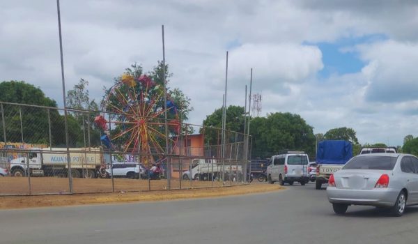Juegos mecánicos ya fueron instalados en el costado suroeste de la rotonda Cristo Rey. Foto: CORTESÍA/LA PRENSA.